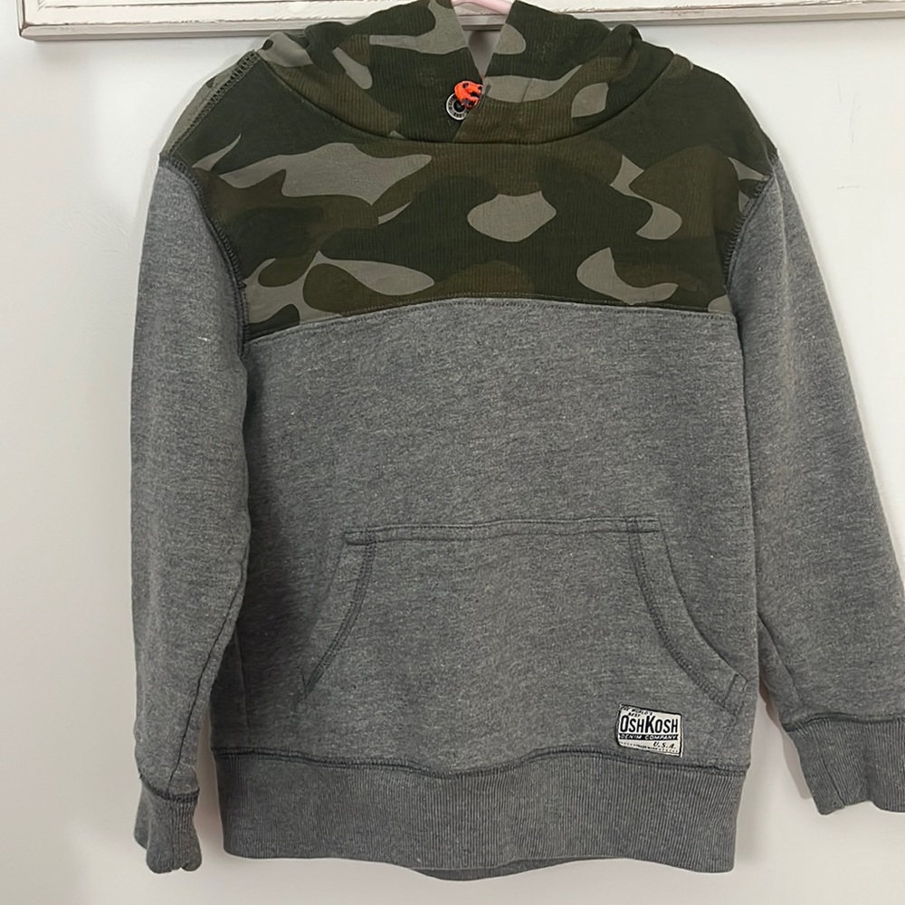 OshKosh Boy Size 6 Hooded Sweatshirt.